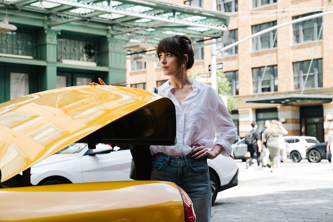Lucy (Dakota Johnson)